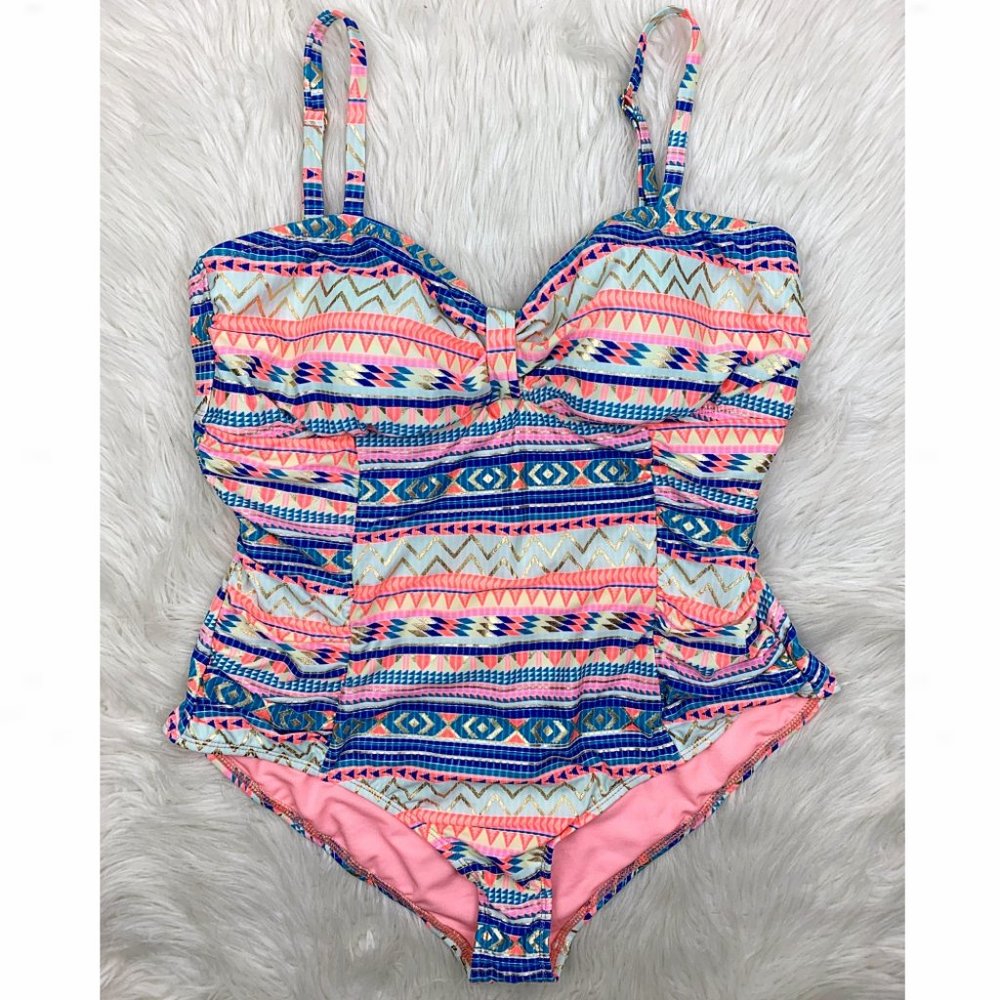 Plus Size Geometric Foil Keyhole 1-Piece Swimsuit - Picture 2 of 5
